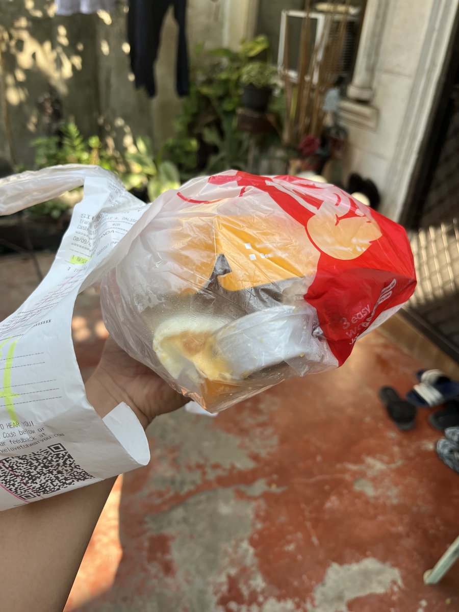 daph_sabine's tweet photo. THIS IS MY FIRST TIME POSTING ABOUT MY ORDER @Jollibee @foodpandaPH HINDI KO ALAM SINONG MAY KASALANAN PERO SANA DIBA PRESENTABLE PA DIN ANG ORDER PAG DINELIVER NIYO SA CUSTOMER NIYO, ANO TO???? PARANG IPAPAKAIN NIYO SA BABOY NAPAKABASTOS, NI HINDI KO SURE KUNG SAFE BA TO KAININ https://t.co/Ieml9IG23q