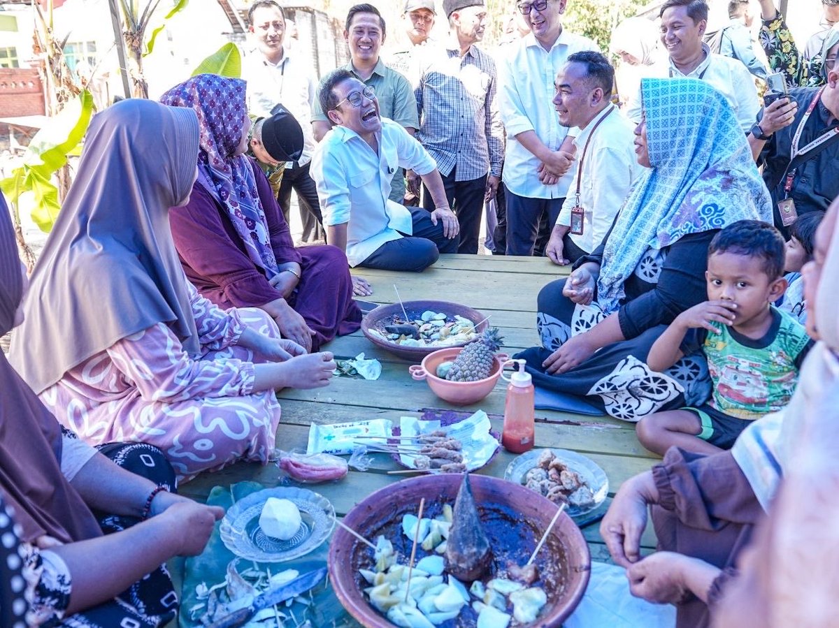 cakimiNOW's tweet photo. Di watu agung, Gresik, Ikan sudah lama jadi sumber penghidupan. Tapi selama ini hasil tangkapan lebih sering dijual mentah harganya ditentukan orang lain, nilai tambahnya dinikmati orang lain. 
Ibu-ibu nasabah PNM Mekaar di Desa Watuagung kini mengolah sendiri hasil tangkapannya menjadi terasi kemasan bermerek. Dari yang dulu dijual curah, sekarang punya kotak, punya label, punya nilai. Saya ngobrol banyak bersama mereka dan yang saya menangkap cerita yang bukan sekadar soal produk, tapi soal kepercayaan diri. Kepercayaan bahwa mereka bisa naik kelas. Inilah yang saya sebut pemberdayaan yang bekerja. PNM tidak berhenti di pembiayaan. Ada pendampingan, ada pelatihan, ada klasterisasi. Di Gresik saja, 81 ribu lebih perempuan jadi nasabah aktif Mekaar. Potensi lokal jangan berhenti jadi bahan mentah. Harus jadi produk yang punya nama. Terima kasih, Ibu-ibu. Semoga Terasi buatan Anda hari ini, besok bisa sampai ke mana-mana.