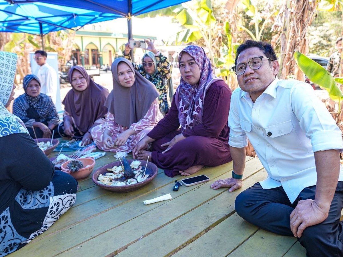 cakimiNOW's tweet photo. Di watu agung, Gresik, Ikan sudah lama jadi sumber penghidupan. Tapi selama ini hasil tangkapan lebih sering dijual mentah harganya ditentukan orang lain, nilai tambahnya dinikmati orang lain. 
Ibu-ibu nasabah PNM Mekaar di Desa Watuagung kini mengolah sendiri hasil tangkapannya menjadi terasi kemasan bermerek. Dari yang dulu dijual curah, sekarang punya kotak, punya label, punya nilai. Saya ngobrol banyak bersama mereka dan yang saya menangkap cerita yang bukan sekadar soal produk, tapi soal kepercayaan diri. Kepercayaan bahwa mereka bisa naik kelas. Inilah yang saya sebut pemberdayaan yang bekerja. PNM tidak berhenti di pembiayaan. Ada pendampingan, ada pelatihan, ada klasterisasi. Di Gresik saja, 81 ribu lebih perempuan jadi nasabah aktif Mekaar. Potensi lokal jangan berhenti jadi bahan mentah. Harus jadi produk yang punya nama. Terima kasih, Ibu-ibu. Semoga Terasi buatan Anda hari ini, besok bisa sampai ke mana-mana.