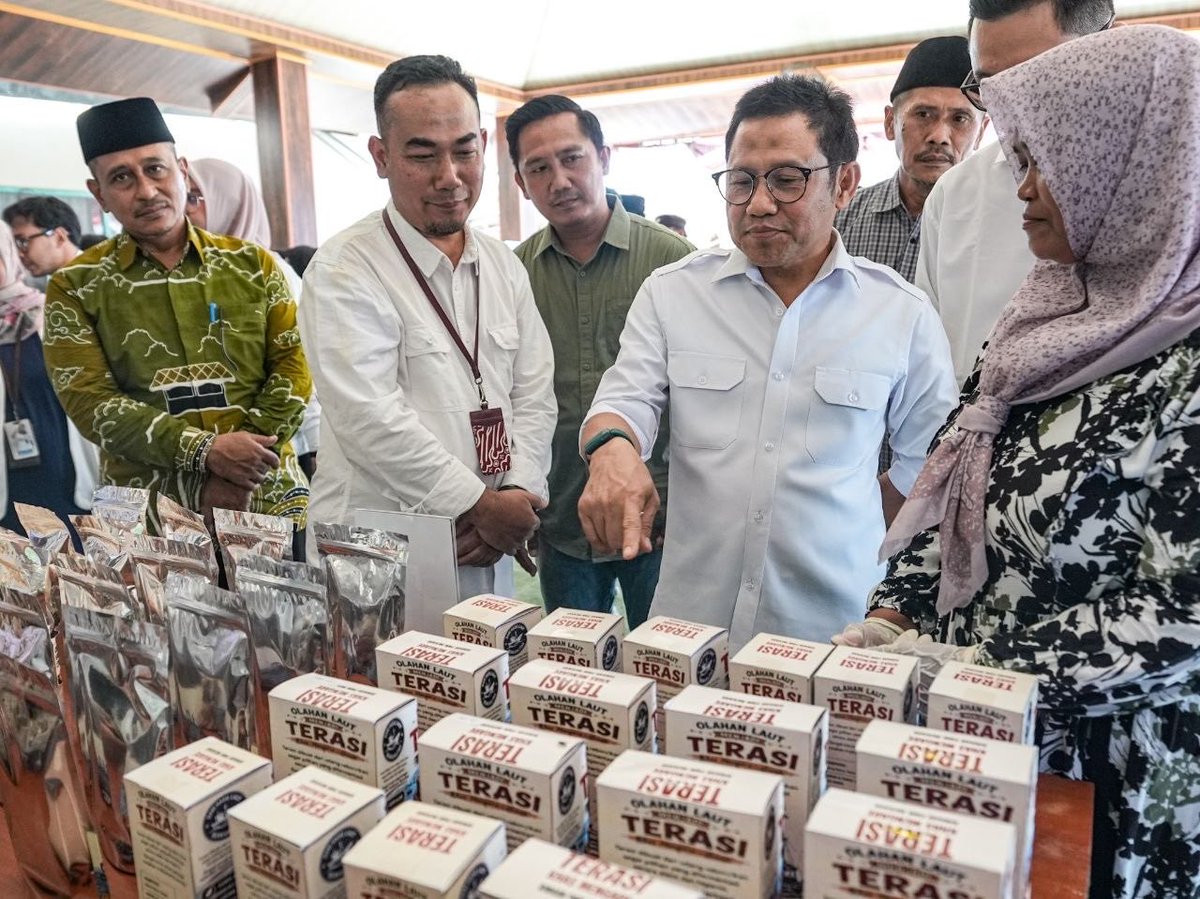 cakimiNOW's tweet photo. Di watu agung, Gresik, Ikan sudah lama jadi sumber penghidupan. Tapi selama ini hasil tangkapan lebih sering dijual mentah harganya ditentukan orang lain, nilai tambahnya dinikmati orang lain. 
Ibu-ibu nasabah PNM Mekaar di Desa Watuagung kini mengolah sendiri hasil tangkapannya menjadi terasi kemasan bermerek. Dari yang dulu dijual curah, sekarang punya kotak, punya label, punya nilai. Saya ngobrol banyak bersama mereka dan yang saya menangkap cerita yang bukan sekadar soal produk, tapi soal kepercayaan diri. Kepercayaan bahwa mereka bisa naik kelas. Inilah yang saya sebut pemberdayaan yang bekerja. PNM tidak berhenti di pembiayaan. Ada pendampingan, ada pelatihan, ada klasterisasi. Di Gresik saja, 81 ribu lebih perempuan jadi nasabah aktif Mekaar. Potensi lokal jangan berhenti jadi bahan mentah. Harus jadi produk yang punya nama. Terima kasih, Ibu-ibu. Semoga Terasi buatan Anda hari ini, besok bisa sampai ke mana-mana.