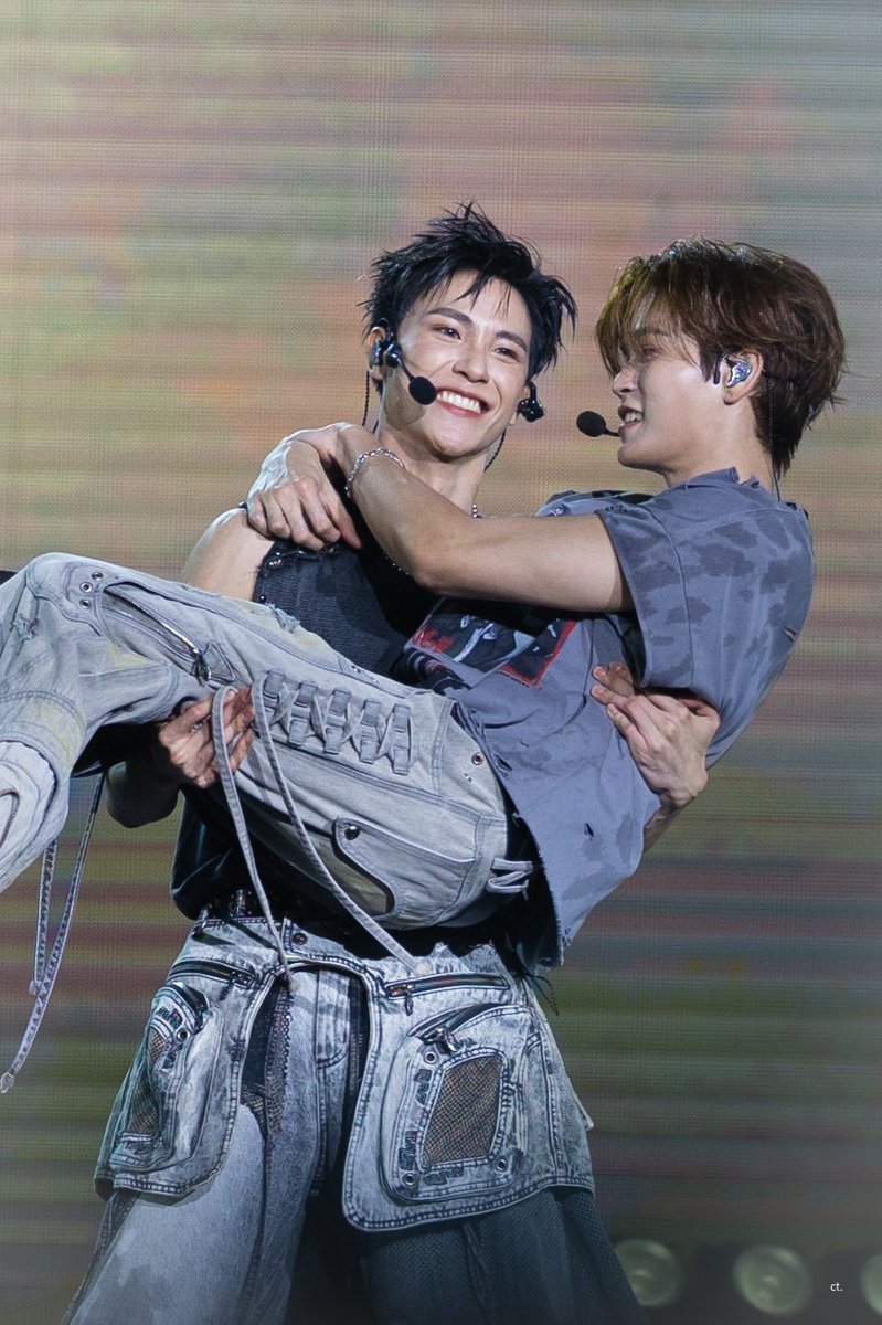 ct_cttc's tweet photo. คนอุ้มแข็งแรง 999% คนถูกอุ้มก็รัก1000% ยิ้มอยู่อย่างนั้น รักแฟนมากเลยดิน้องม้าค

JUNIORMARK ALONG SUNNYMOON

#JuniorMarkConcertD2
⋆ #junniorrs  ⋆ ☾  #markjrtn @Markjrtn ⋆ https://t.co/lngJmP8lhB