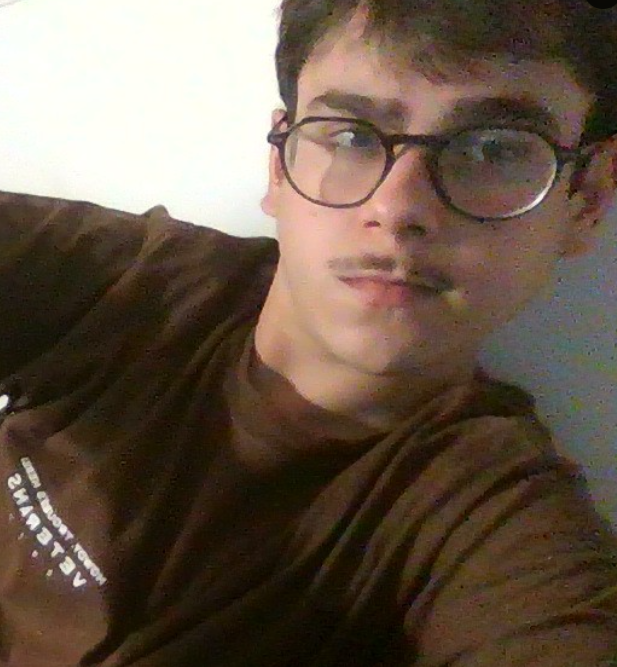 henriquestranho's tweet photo. @alinebarrosgore Gente. Quando um gay como você é espancado na rua é muito engraçado. Seu merda. Pode me chamar de homofobico a vontade, sou pra caralho com gente do seu tipo https://t.co/cacZVChvZe
