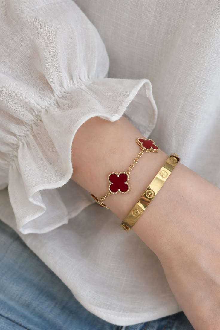 IfaSora's tweet photo. TAMPIL CLASSY ALA OLD MONEY, TAPI BUDGET MINIM? Ini jawabannya! 🤫 Gelang chain dengan charm bunga clover ini vibes-nya mahal banget, padahal harganya... duh, bikin senyum 🫣 https://t.co/EczH9B035R