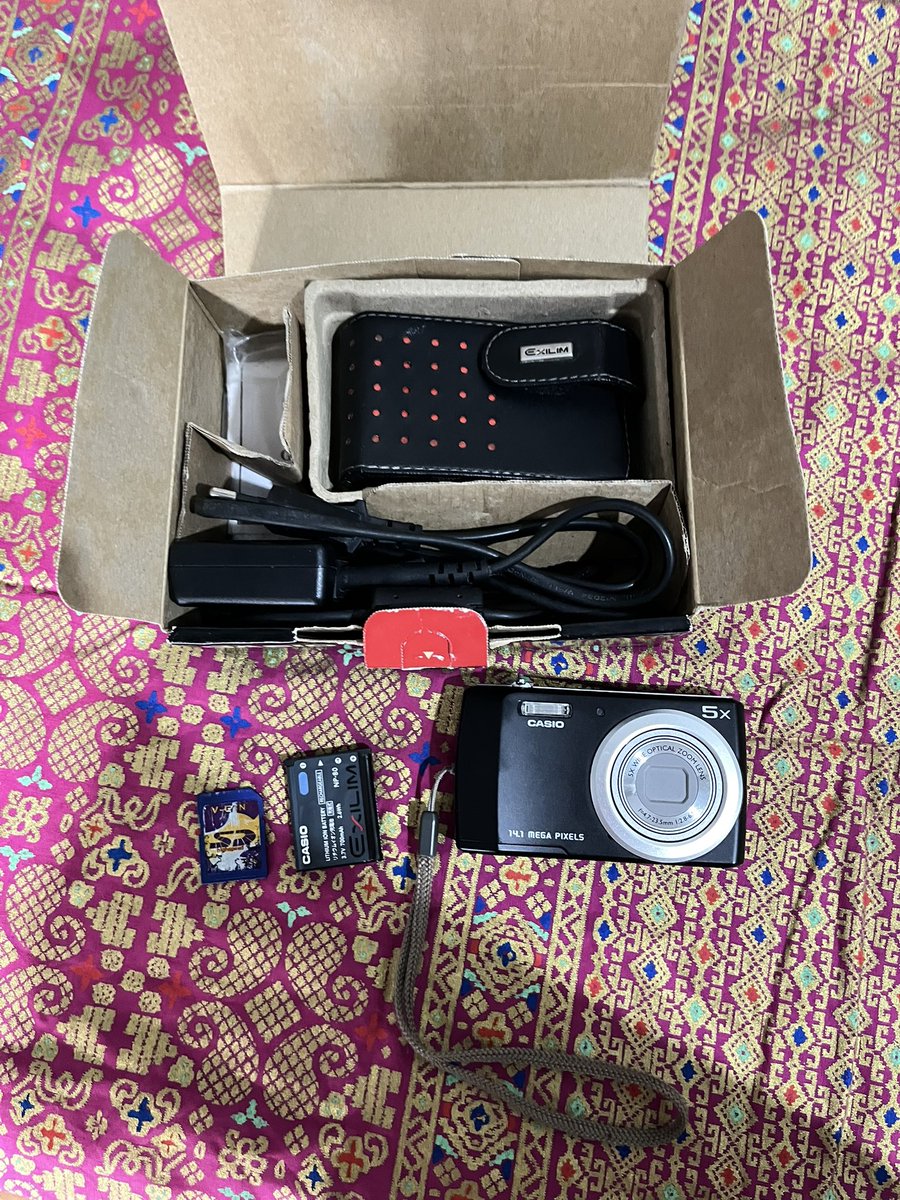 createdforgirl's tweet photo. (-) minus / defects : flash off

🎀 includes :
- battery
- original box
- original charger
- strap
- pouch original casio exilim 

noted : bisa cod di stasiun bogor 💟 https://t.co/KjXABrDqQS