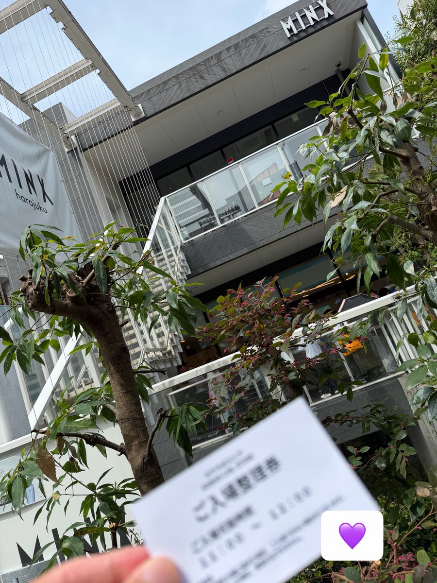 acmw0202's tweet photo. 仲川瑠夏オタクが原宿に侵入
カワラボストア、早く行っても散らされるだろうからお行儀よく1時間前の10時に来たら整番70番台で草
みんな早いね🥹 https://t.co/I1oTAuYElX