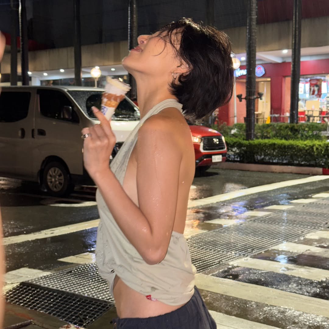 elimoo30's tweet photo. ang fantasy ko ngayon ay ayain kang lumabas ng 2 am para pumunta sa 7/11, buying snacks and eating ice cream while walking, talking about life and random things through quiet streets under the heavy rain https://t.co/BfaRGh9tEi