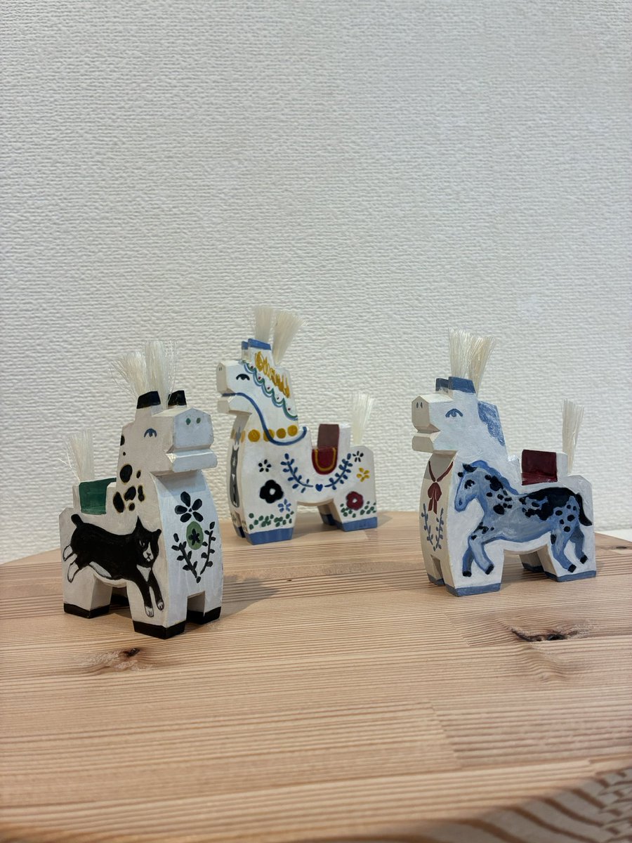 SAIGADO02282013's tweet photo. 八幡馬祭り開催中です。
本日から作家さんを紹介していきます。

今年もSwallowの帆乃佳さん(@SWALLOW9100hono )にもご参加いただきました。
かわいいけど、かわいいだけじゃない儚いような雰囲気もある作品です。

今月は休みが定休日の他 お盆休みもございます。
確認の上 お越しください。 https://t.co/YtARityDdm