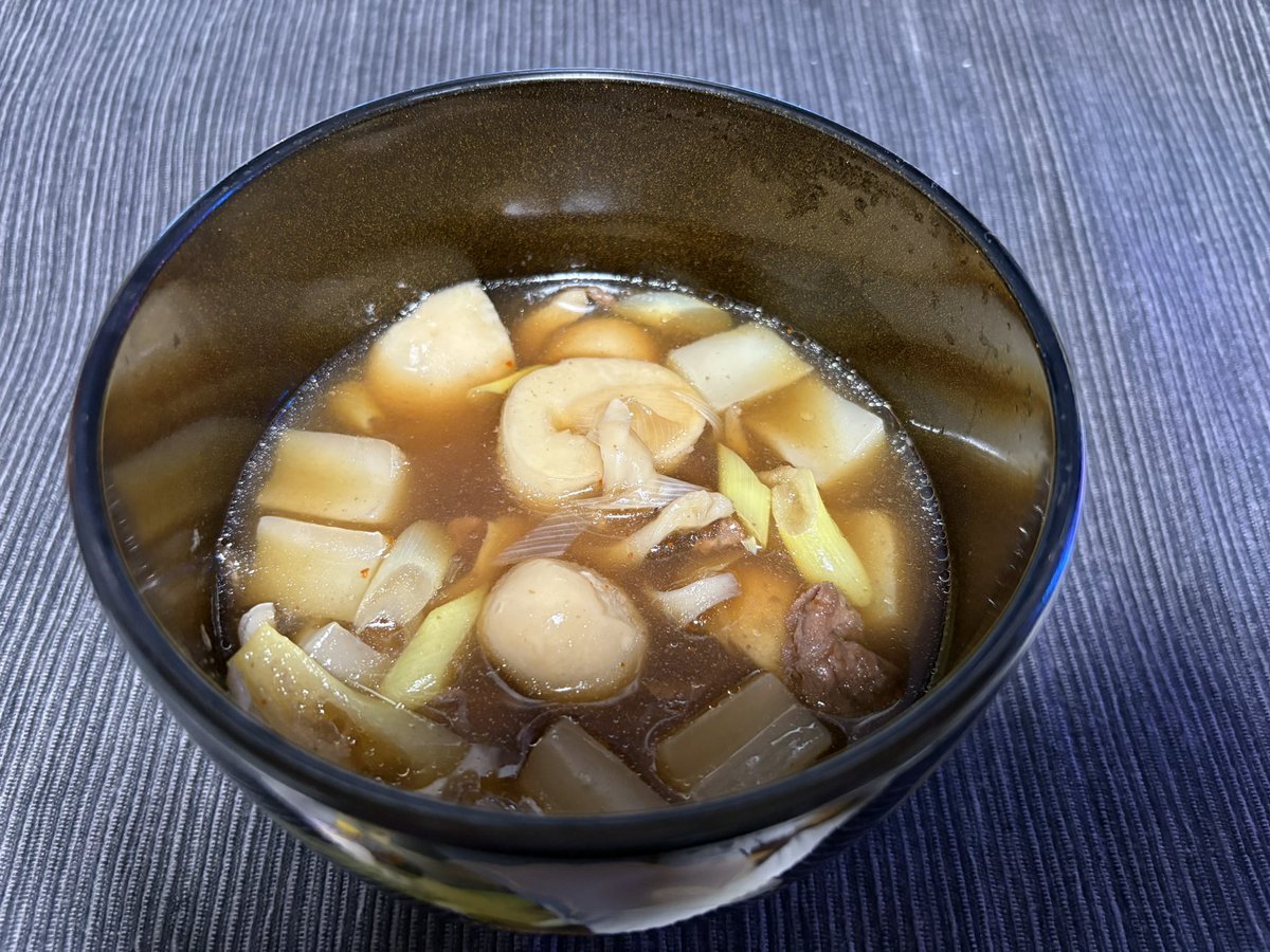 minatosan_sub's tweet photo. この間の芋煮が具材が少なくて(´･ω･`)ｼｮﾝﾎﾞﾘしてたので、家で作って食べました😋 https://t.co/mgvmclNAcC