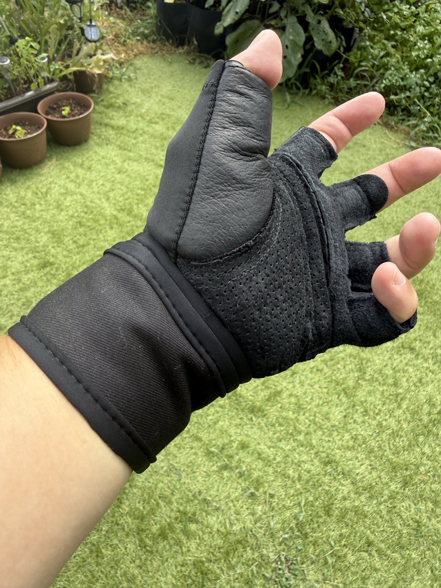 satajun03's tweet photo. 最近筋トレで高重量扱うのに手が痛いからグローブ買った

これから試しに行くぞ https://t.co/BwVCmY0CPV