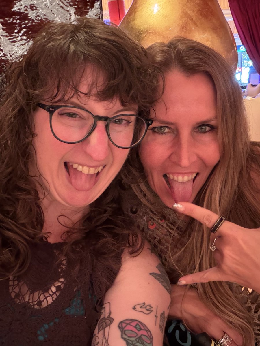 SecBarbie's tweet photo. Best coworker ever!!!!! https://t.co/8qBy1BX6M2