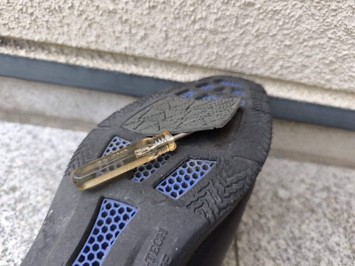 RG250Gana's tweet photo. 通勤靴で歩いてる時に違和感あったから靴底見たらトレッドが剥がかけてたので緊急修理…(´･ω･`) https://t.co/77bhXbYPP0