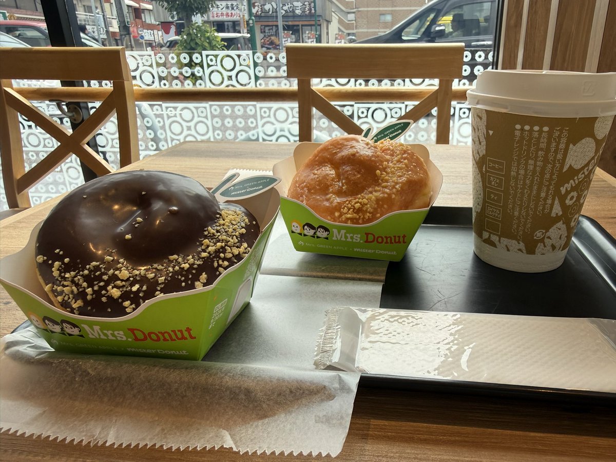 komarynu's tweet photo. 昨日は、歯医者さんだったから前を気にしながら通過、、、今日はカロリーを気にしながら2個
あと2種類かー、、、いっぺんにはムリだから、また今度🍏
#ミスド　#ミセス https://t.co/LW5qx83jfz