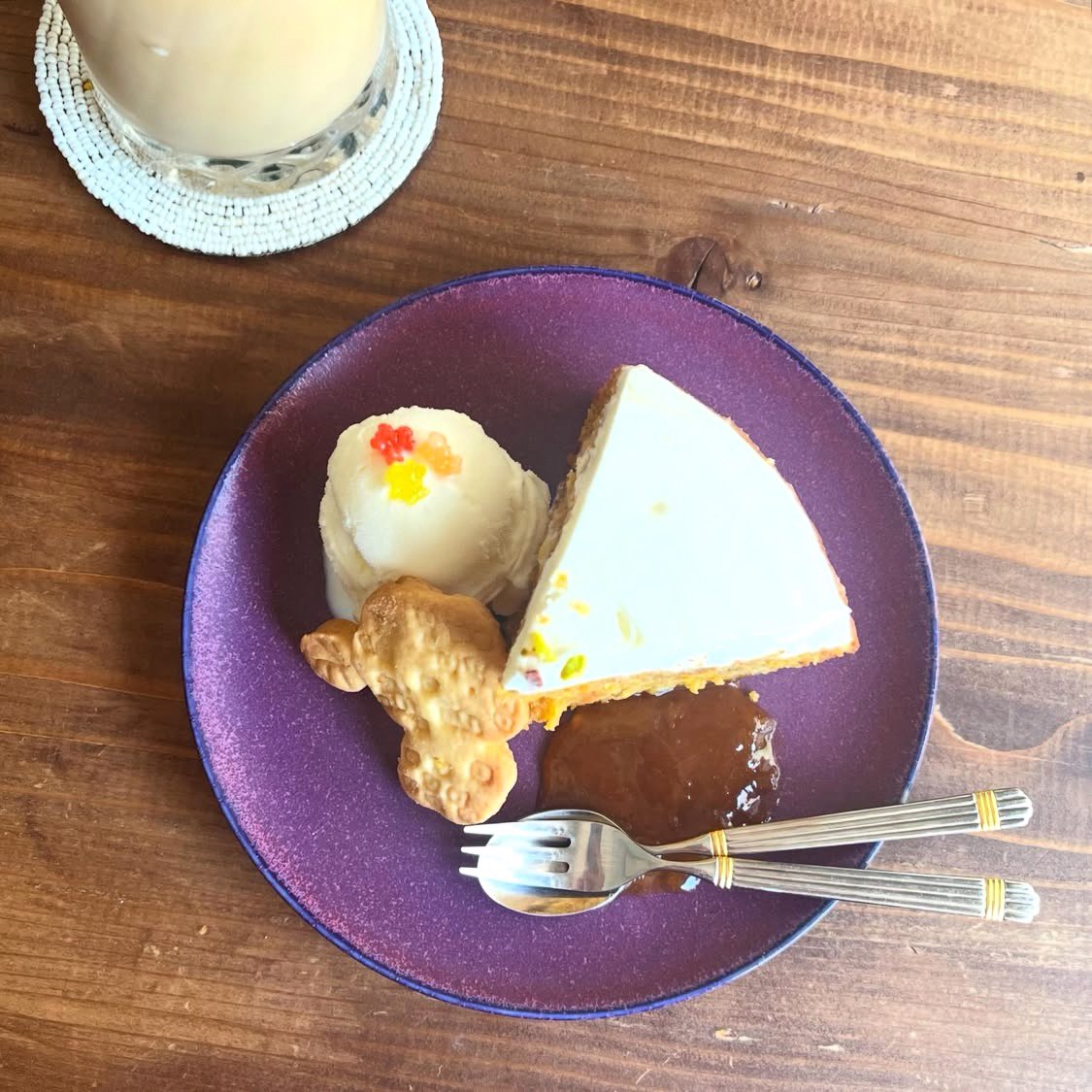 rahat_tearoom's tweet photo. おはようございます🌞
昨日もご来店ありがとうございました☆

8/9(日) 12〜22時
オープンです🌻

本日夏キャロットケーキご用意ございます❊
軽食にもぴったりのボリューム感✨

紫蘇シロップ残りわずかです！
クエン酸摂って熱中症対策しましょう♪

気まぐれご飯はズッキーニの挟み焼きです🥒 https://t.co/4XB9BQh7Je