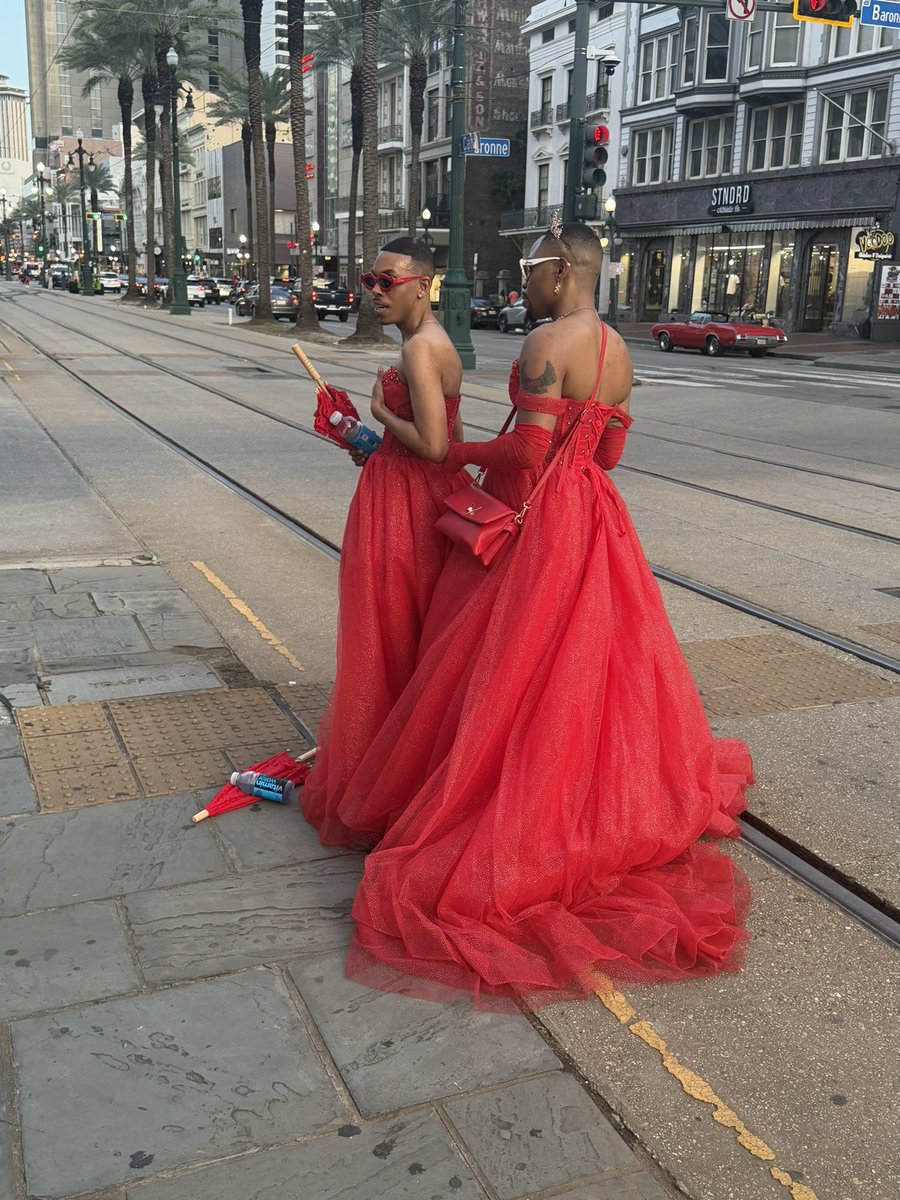 YoMfDaddyy's tweet photo. Great gowns, beautiful gowns https://t.co/afb4h13L5W