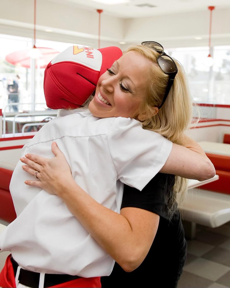 Complex's tweet photo. In-N-Out owner Lynsi Snyder says the chain has no plans to remove the Bible verses printed on its packaging, despite ongoing backlash. 

Snyder says the verses have been part of the company for generations, reflect her family’s faith, and are deeply tied to In-N-Out’s history.

[📸: via/ GettyImages]