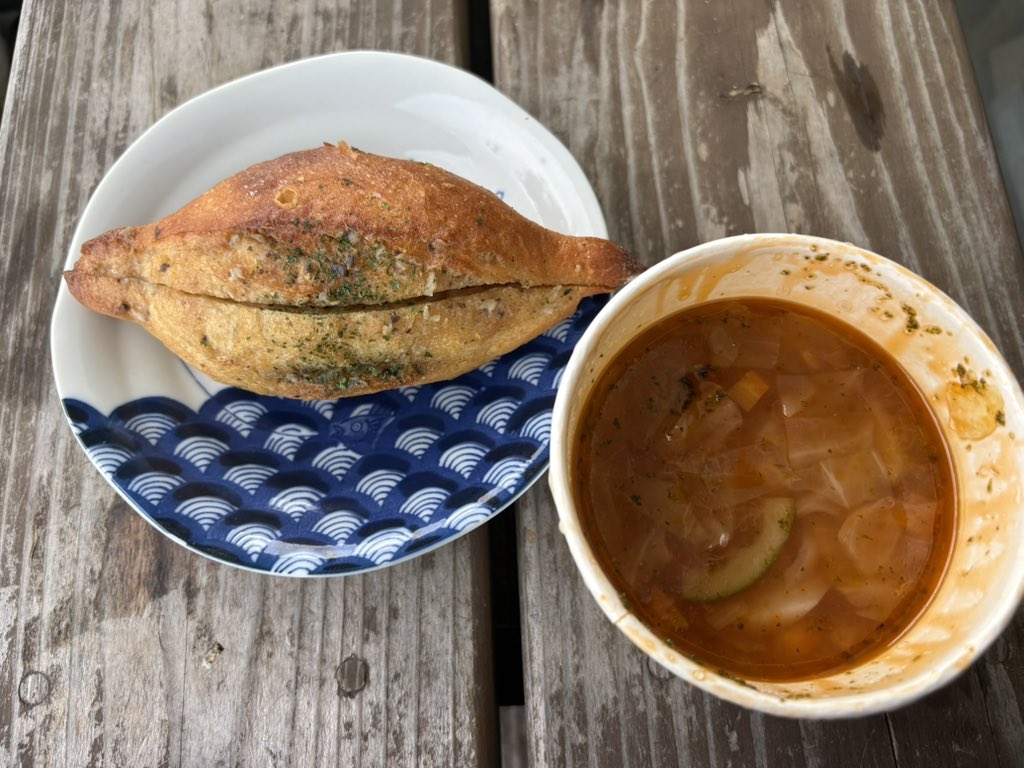 shichisuke's tweet photo. 朝市で買った今朝の朝ごはん。
リトルキッチンさんのクラムチャウダー売切れで、ミネストローネと、ブレドールさんのアンチョビバターパン😍ハマる人続出。ジュワーっとしみている美味しさがたまりません。 ミネストローネはバジルソース付き。#beachfm #葉山マーケット日曜朝市 #葉山 #パン https://t.co/rlmhVV1H0j