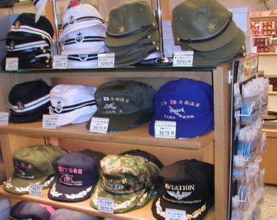 fukuchin6666's tweet photo. しかし靖国神社境内でのコスプレ禁止っていっても、売店でコスプレグッズを販売してたらイマイチ説得力に欠けますね。 https://t.co/dZ3QFCunEn