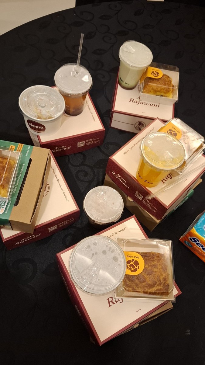 stfubtchgghhh's tweet photo. pulang" salah tim, dan ujung" nya nyerbu makanan" yg ada di vip room wkwkwkwkwk
sepertinya ini lah my sirkel gweh, yg isinya 2 org ga, 2 org baek bener dan 1 orang dewasa🤪
w/✈️team https://t.co/9gr0MUbMNk