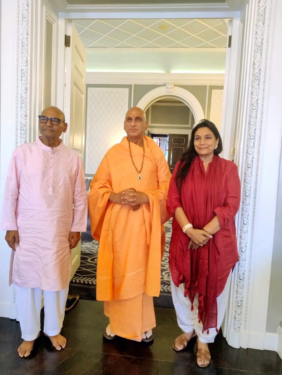 AvdheshanandG's tweet photo. लंदन, इंग्लैंड। सुप्रसिद्ध उद्योगपति एवं "वेदान्ता समूह" के संस्थापक-चेयरमैन आदरणीय श्री अनिल अग्रवाल जी के स्नेहिल आमंत्रण पर श्रीमत्परमहंस परिव्राजकाचार्य श्रोत्रिय ब्रह्मनिष्ठ अनन्तश्रीविभूषित पूज्यपाद जूनापीठाधीश्वर आचार्यमहामण्डलेश्वर पूज्यपाद गुरूदेव श्रीस्वामी अवधेशानन्द गिरि जी महाराज “आचार्यश्रीजी” 08 अगस्त, 2026 की सायंकाल उनके मेफेयर, लंदन स्थित निवास पर पधारे।

इस आत्मीय भेंट के प्रारम्भ में "पूज्य आचार्यश्री" ने श्री अनिल अग्रवाल जी के दिवंगत पुत्र की पुण्यस्मृति में भावपूर्ण प्रार्थना की तथा परमात्मा से दिवंगत आत्मा की शान्ति और परिवार को आत्मबल प्रदान करने की मंगलकामना की।

इसके पश्चात श्री अनिल अग्रवाल जी एवं उनकी धर्मपत्नी श्रीमती किरण अग्रवाल जी के साथ "पूज्य आचार्यश्री" का अध्यात्म, उद्योग, पुरुषार्थ, सेवा, परोपकार, लोकमंगल और भारतीय सनातन संस्कृति के विश्वकल्याणकारी स्वरूप पर अत्यन्त आत्मीय एवं सारगर्भित संवाद हुआ।
"पूज्य आचार्यश्री" ने कहा कि भारतीय सनातन संस्कृति मूलतः समष्टि-कल्याण और लोकमंगल की संस्कृति है। हमारे ऋषियों ने कभी मनुष्य को केवल अपने लिए जीने की प्रेरणा नहीं दी। भारतीय जीवन-दृष्टि व्यक्ति से परिवार, परिवार से समाज, समाज से राष्ट्र और राष्ट्र से सम्पूर्ण विश्व के कल्याण की ओर ले जाती है। इसी उदात्त चेतना से “वसुधैव कुटुम्बकम्” और “सर्वे भवन्तु सुखिनः” जैसे सार्वभौमिक आदर्श प्रकट हुए।

वेदान्त की दृष्टि में सम्पूर्ण सृष्टि में एक ही परम चेतना व्याप्त है। जब मनुष्य दूसरे के भीतर भी उसी ईश्वरीय सत्ता का अनुभव करता है तब यह अनुभूति भक्ति और आत्मीयता की सहज अभिव्यक्ति बन जाती है। पीड़ित के दुःख का निवारण, साधनहीन को अवसर, अशिक्षित को शिक्षा और रोगी को चिकित्सा प्रदान करना भी ईश्वर-आराधना का ही व्यापक स्वरूप है।

"पूज्य आचार्यश्री" ने श्री अनिल अग्रवाल जी की दीर्घ पुरुषार्थ-यात्रा की सराहना करते हुए कहा कि अथक परिश्रम, अदम्य संकल्प, साहस और निरन्तर कर्मशीलता के माध्यम से उन्होंने अपने औद्योगिक कार्यों को वैश्विक विस्तार दिया। वेदान्ता एवं हिन्दुस्तान जिंक सहित विविध औद्योगिक उपक्रमों के माध्यम से उनकी यात्रा भारत से विश्व के अनेक क्षेत्रों तक पहुँची है।

विशेष रूप से उनके पारिवारिक संस्कारों और माता-पिता के प्रति श्रद्धा की चर्चा करते हुए "पूज्य आचार्यश्री" ने कहा कि भारतीय संस्कृति में माता-पिता का आशीर्वाद जीवन की अमूल्य निधि माना गया है। सफलता के उच्च शिखरों पर पहुँचने के बाद भी अपनी जड़ों, संस्कारों, माता-पिता और पूर्वजों के प्रति कृतज्ञ बने रहना भारतीय जीवन-मूल्यों की विशिष्टता है।
"पूज्य आचार्यश्री" ने कहा कि “सम्पदा की सार्थकता केवल संग्रह में नहीं, उसके सदुपयोग में है; सामर्थ्य की श्रेष्ठता प्रभुत्व में नहीं, परोपकार में है। हमारी उपलब्धियाँ तभी पूर्णता प्राप्त करती हैं, जब उनसे किसी पीड़ित का दुःख कम हो, किसी अभावग्रस्त को अवसर मिले और समाज में आशा एवं प्रसन्नता का विस्तार हो।”
श्री अनिल अग्रवाल जी के सेवा एवं परोपकार के विविध प्रयासों की चर्चा करते हुए "पूज्य आचार्यश्री" ने कहा कि शिक्षा, स्वास्थ्य, सामाजिक उत्थान और वंचित वर्गों के सशक्तीकरण की दिशा में किया गया कार्य भारतीय संस्कृति की लोकमंगलकारी चेतना का व्यावहारिक स्वरूप है।

श्रीमद्भगवद्गीता में भगवान श्रीकृष्ण कर्म करते हुए लोकसंग्रह की भावना को महत्त्व देते हैं। जब उद्योग, उद्यमिता और आर्थिक सामर्थ्य के साथ नैतिकता, मानवीय संवेदना और सामाजिक उत्तरदायित्व जुड़ जाते हैं, तब उद्योग केवल आर्थिक विकास का साधन नहीं रहता; वह राष्ट्र-निर्माण और मानव-कल्याण की एक महत्त्वपूर्ण शक्ति बन जाता है।

संवाद के मध्य "पूज्य आचार्यश्री" ने सत्यनिष्ठा और पुरुषार्थ के महत्त्व को रेखांकित करते हुए कहा कि जीवन में परिस्थितियाँ कितनी भी चुनौतीपूर्ण क्यों न हों, सत्य का मार्ग कभी नहीं छोड़ना चाहिए। निरन्तर श्रम, साहस, संकल्प और सत्य के प्रति अविचल निष्ठा मनुष्य को स्थायी सफलता की ओर ले जाती है।

उन्होंने श्री अनिल अग्रवाल जी के पुरुषार्थ की सराहना करते हुए कहा कि कठिनाइयों के बीच भी निरन्तर आगे बढ़ने का उनका स्वभाव, कर्म के प्रति समर्पण और अपनी सांस्कृतिक जड़ों के प्रति अनुराग प्रेरणादायी है। सत्य के साथ रहना, पुरुषार्थ करते रहना और अपने सामर्थ्य को लोककल्याण से जोड़ना ही विजय का वास्तविक मंत्र है।

#AvdheshanandG_Quotes 
#SwamiAvdheshanandGiri #AnilAgarwal #Vedanta #VasudhaivaKutumbakam #London #Mayfair #सनातन_संस्कृति