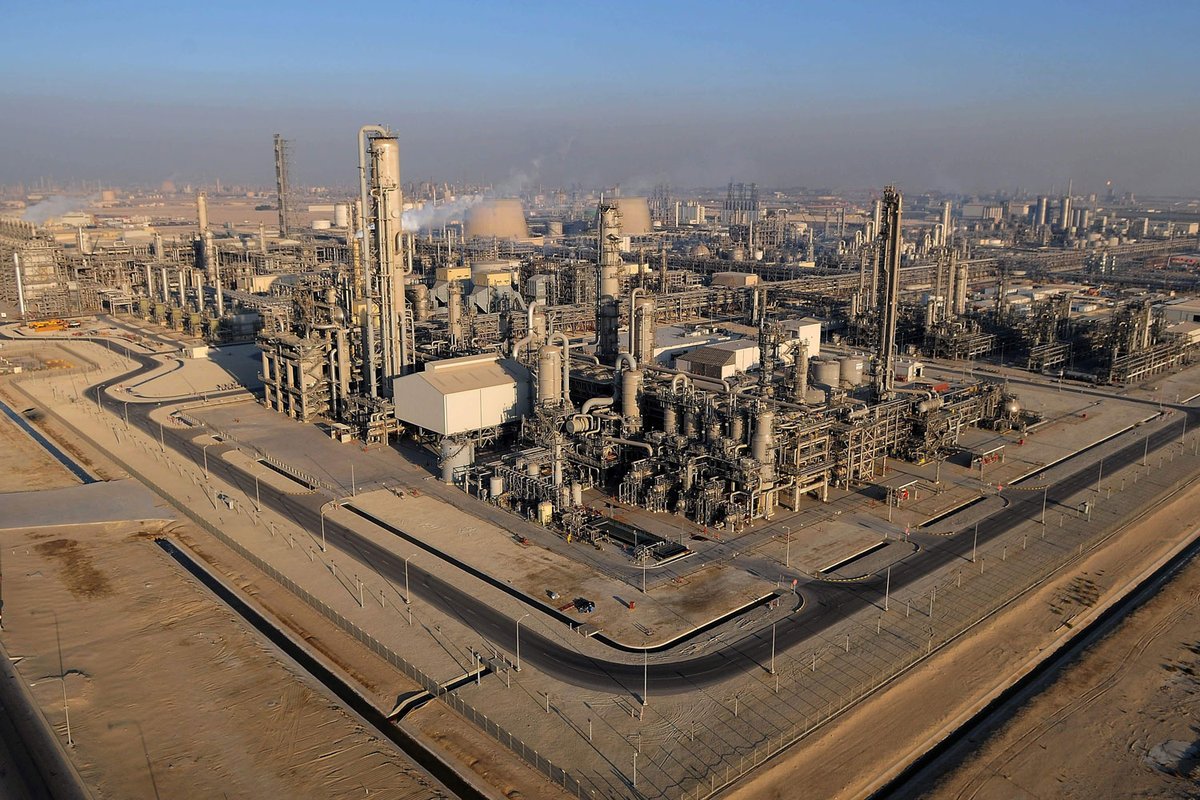 MarioNawfal's tweet photo. 🚨🇸🇦 BREAKING: 

Explosions have been heard in Saudi Arabia's Jubail, with fires being reported at gas facilities...

Arab sources are reporting that Jubail Industrial City was hit, though the cause of any blast remains unclear.

The site is is one of the world's LARGEST petrochemical and industrial hubs, accounting for 6-8% of global petrochemical supply.

Back in April, it was targeted by Iran in missile and drone barrages... this time, very likely the Houthis.

Source: @anadoluajansi / Writer: Michael