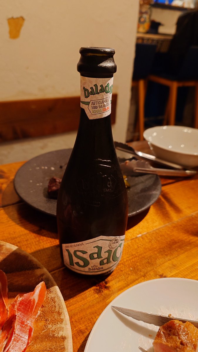 takiguma's tweet photo. 一昨日飲み会でイタリアンだったのだけど、このイザックてイタリアンビールが美味しかった！
料理も最高だったし、また行きたいな〜 https://t.co/BrxE3CGUdc