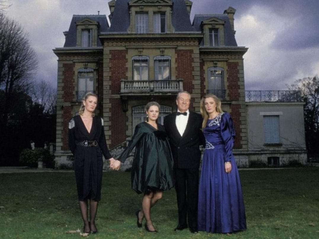 karim_lbv's tweet photo. Et de riches...
La #fachosphere qui découvre juste maintenant que le FN/RN se sert d'elle et de ses peurs pour s'enrichir pendant qu'elle survit (ou se vend à l'étranger pour vivre). 🤡 https://t.co/iLcfuAGiEz