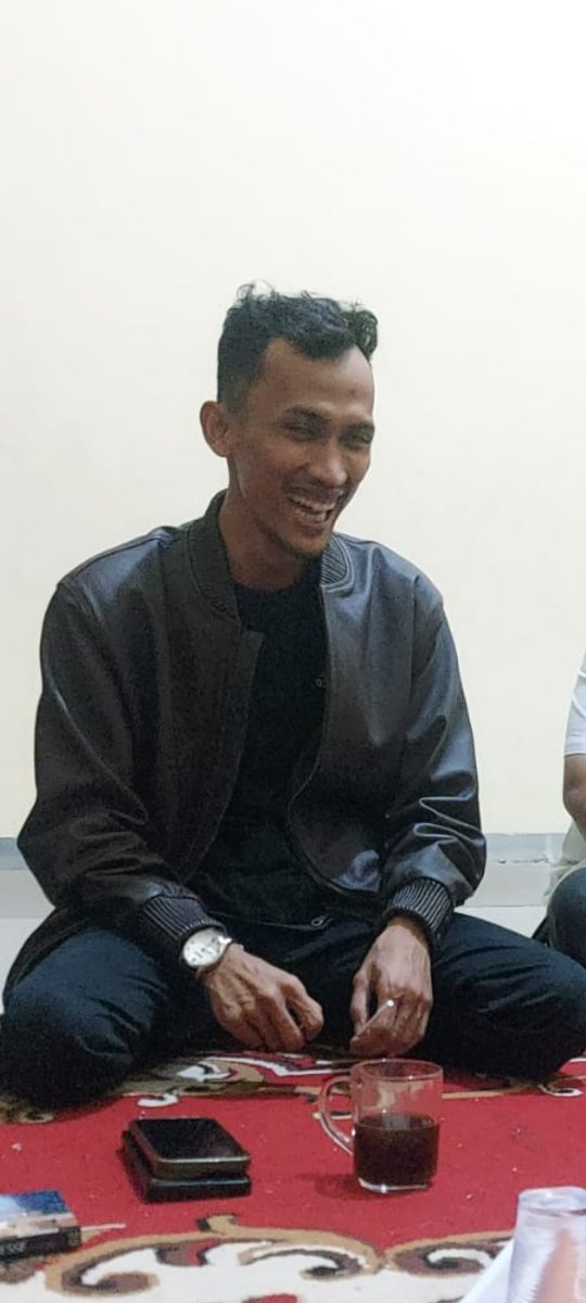salmanrfq's tweet photo. Seorang dukun yg sedang berjuang meyakinkan masyarakat setempat bahwa ia sakti. Lambat laun ia menyadari bahwa di era digitalisasi dan globalisasi, peran dukun sudah tergantikan oleh kecanggihan AI. Meskipun demikian kegigihannya patut diagungi jempol https://t.co/FhLEulhRKo