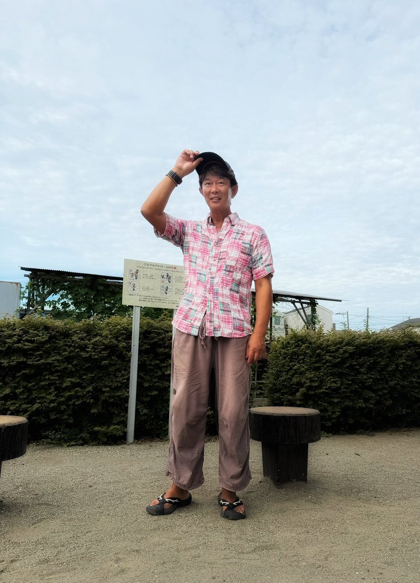 rikibodei's tweet photo. 昨晩はなかなか寝付けず
目覚めたら6:00。

「ラジオ体操はムリ！」と思った私より
「なんとか行こう！」と思った私が勝ちました。

寝ぐせ対応で帽子を被って出発。

里芋畑のビタミングリーンの中で
畑の翁とも､歓談(^^)

世の中の真実を観る眼､真眼が
そこにありました。
・・・・・・
そういえば昨日、お祭りの道を歩いていたら
ふと、目の前の景色が昭和の商店街と
二重写しになりました。

今は昔の懐かしい地名、柳橋や桜橋。

「ああ、昔ここに帽子屋さんがあったなぁ」

今では巨大なマンションが鎮座する場所を
見上げながら、そんなことを思い出しました。

帽子専門店です。
それでも、いつも多くのお客さんが
出入りしていました。

帽子だけで商売が成り立っていた。
今考えると、すごいなぁとも思います。

店内の高いところには
銀幕のスターが被るような
気障なボルサリーノが陳列され､

下の方には、私たち子どもが被る
東京ジャイアンツ帽が並んでいました。

母と何度も通った、
今となっては懐かしいお店です。

その巨人帽がまた不思議で、
黒でもオレンジでもなく、
なぜか鮮やかなビビッドイエロー。

後ろ半分はメッシュで、
前部の裏側にはゴーグルのような
サンバイザーがついていました。

これをクルッと反転させて使うという、
子ども心には何とも画期的な装備。

ところが、ペナペナのプラスチックなので、
何度も反転させているうちに折り目が白くなり
夏休みの途中には視界不良。

結構早い段階で使い物にならなく
なりました(^^;)
・・・・・・
そして今､私は野球帽を被っています。

こんな昔のことを次々と思い出すのは、
昨晩、私自身がお祭りの道を歩きながら
「トワイライトゾーン」、
〜世にも奇妙な時空間〜に
迷い込んだからなのかもしれません。

しばし､昭和へタイムスリップ。

街の景色は変わっても、
記憶の中の商店街は、
今もあの頃のままです。

#蕨
#昭和の記憶
#昭和の商店街
#柳橋
#桜橋
#巨人帽
#東京ジャイアンツ
#懐かしい風景
#母との思い出
#ラジオ体操
#タイムスリップ