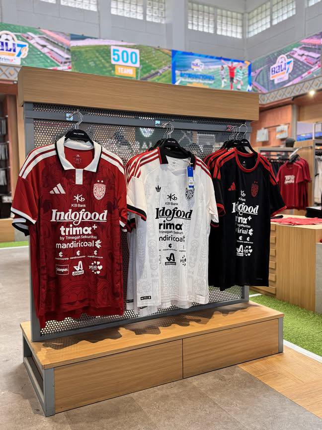 R_Perkasa's tweet photo. BALI UNITED NAIK KELAS 🔥

Diantara 40 klub internasional yang mendapatkan trefoil dari @adidasfootball

Terdapat satu klub kebangaan para semeton dewata yang diakui secara internasional 🌏

Meskipun kata seseorang jerseynya tidak sakral 😀

Apakah ini pertanda Persija, Persik, dan PSM tidak mendapatkan trefoil di jerseynya 🤔

Seberapa pengaruh trefoil terhadap peningkatan penjualan jersey original di klub kebangaan 👕

Jangan sampai kw merajarela di pasaran 🔥