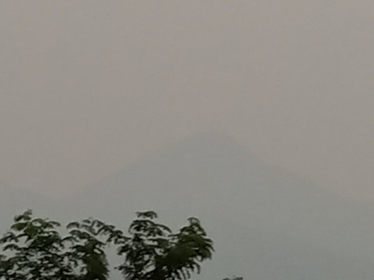 Untoten5's tweet photo. Even the mountains are covered in a thick layer of smoke https://t.co/ZedCUjYPIm