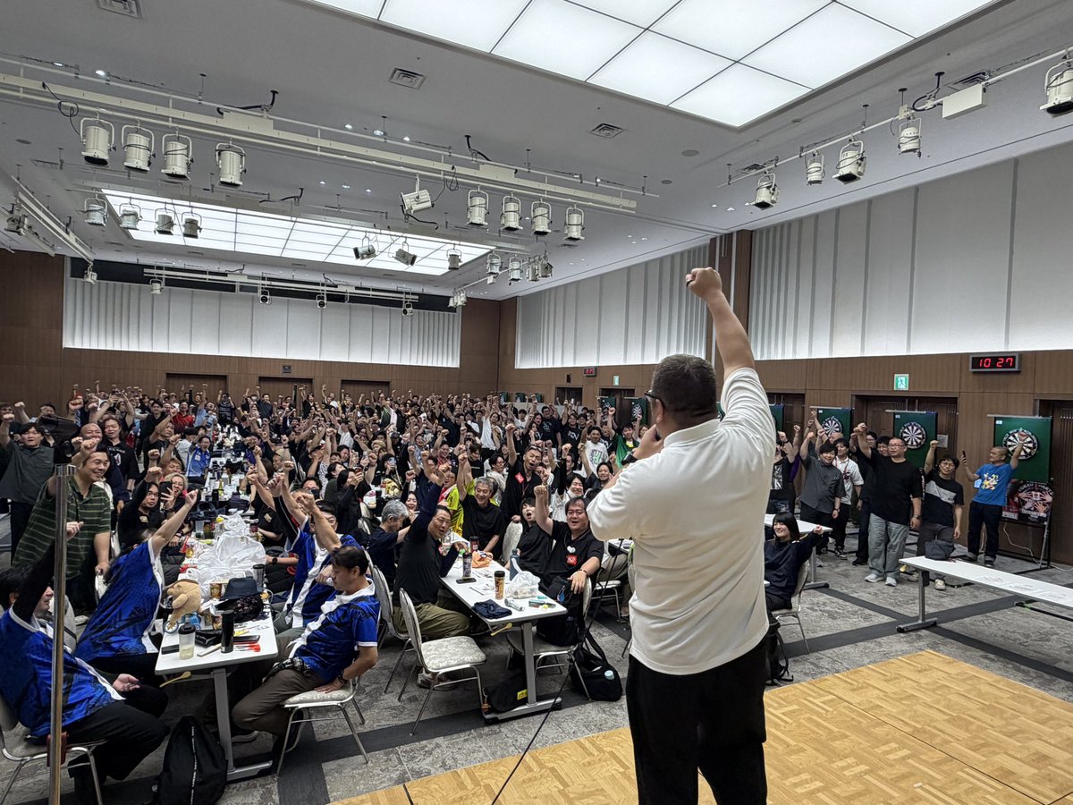 tdodarts's tweet photo. 赤松大輔オーナー会会長による、ダーツ史に残る名ルール説明からのゲームオンでTOKYO DARTS OPEN for TEAMがスタートしました。
#TDO https://t.co/X8rnnHjbi3