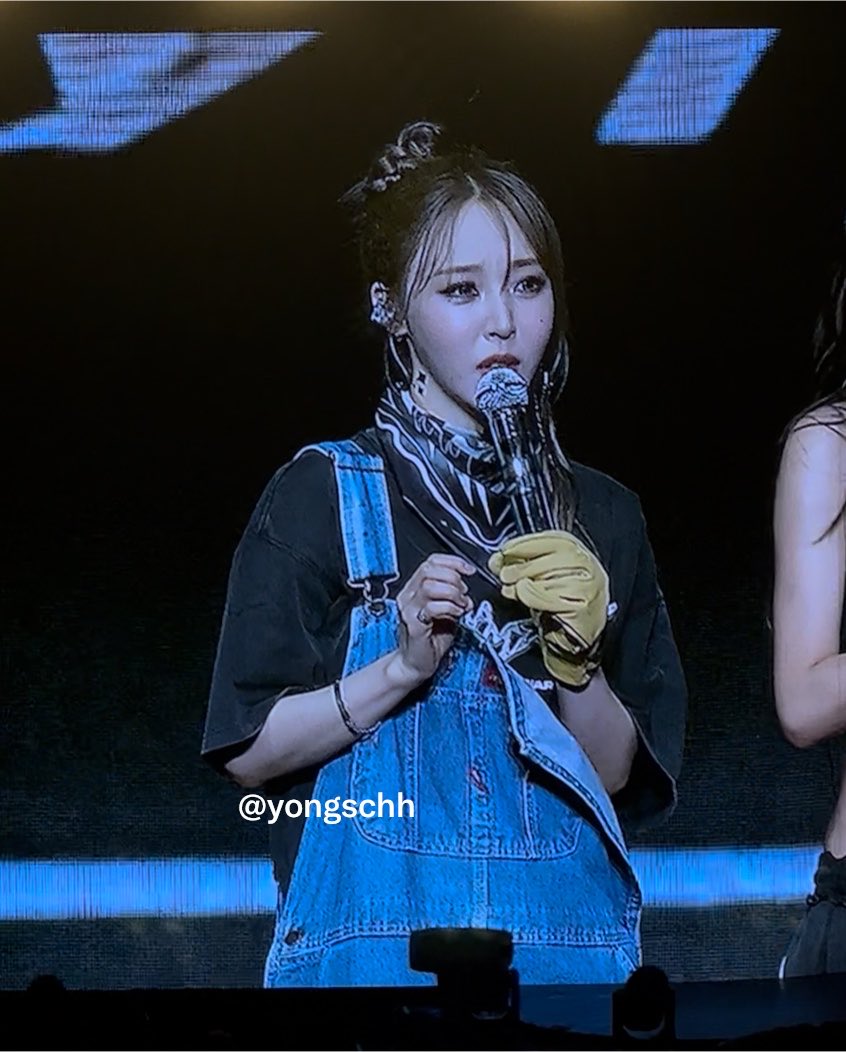 yongschh's tweet photo. imagine we were given a moment to interact with the girls after the VCR, and they were supposed to say something MORE when they got the cake, but it got ruined by someone who couldn’t read the room. it’s a MAMAMOO and MOOMOO moment, not for the attention seekers 🤷🏻‍♀️ https://t.co/J6zrsf1H6f