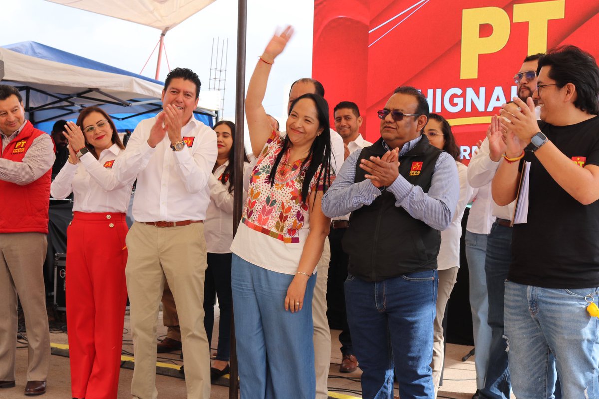LizSanchezSM's tweet photo. En Chignahuapan estamos fortaleciendo la organización y la unidad del @PTPueblaOficial.❤️⭐️

Nuestro líder nacional, el profe @AlbertoAnayaGt, nos ha encomendado brindar la confianza para representar al #PT a personas buenas, cercanas y verdaderamente preocupadas por el bienestar de su comunidad. 

Por eso me da mucho gusto que el Dr. Nacho Reyes asuma la coordinación municipal de los trabajos de nuestro partido. Tuvimos el gusto de inaugurar la Casa de Gestión en servicio para todas y todos los chignahuapenses. 

También tenemos una tarea fundamental: respaldar con firmeza a nuestra presidenta @Claudiashein en la defensa de la soberanía nacional y del derecho de México a decidir su propio destino.🇲🇽

Un saludo con mucho cariño a mis amigos de Florecer Huasteco, quienes nos deleitaron con la música maravillosa de nuestra región y llenaron de alegría este encuentro. 🎶

Gracias, Chignahuapan, por recibirnos con tanto cariño. Seguiremos caminando junto al pueblo, con unidad, convicción y el corazón a la izquierda. 🌟

#PueblaEnElCorazón ❤️ #CorazónALaIzquierda