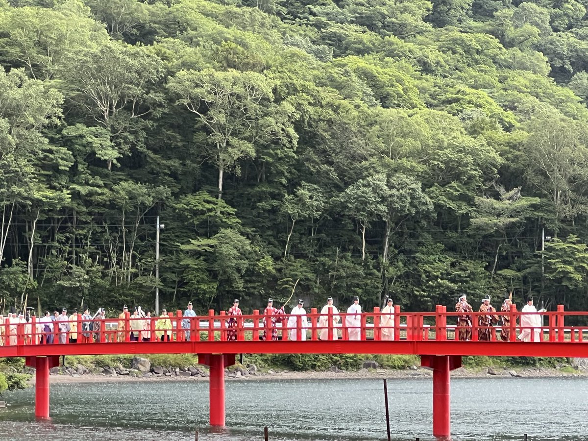 HoshiBoshi726's tweet photo. 昨日は群馬県赤城神社⛩️へ
夏祭り奉納神事を見て令和８年8月8日末広がりの日御朱印を頂きました。
途中雷と雨が降ってきましたが雨は神様に歓迎され龍神様や水神様が現れやすく心身の穢れを洗い流してくれる縁起の良い日✨
雷は神様の強いエネルギーの発動風神雷神の五穀豊穣をもたらす最高の日でした https://t.co/FKW6qdmPOm