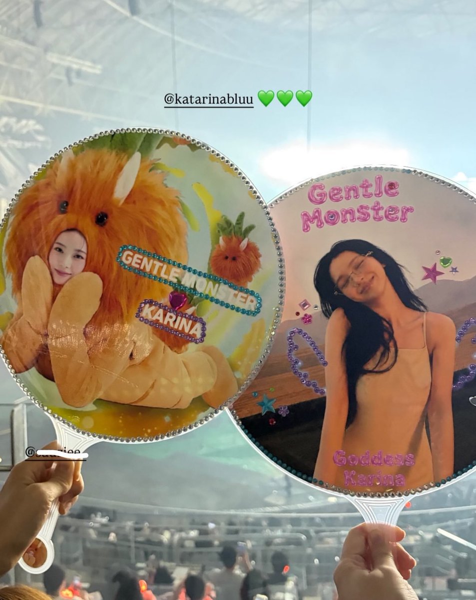 bluubewy's tweet photo. padahal staff ge em udah se-effort ini datang ke konser aespa+support karina+sampe custom "gentle monster 🩷 karina." masih aja ngarep buat biasnya. move on hei move on https://t.co/SJt7HUWMYj