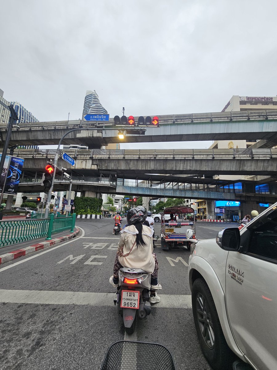 pi_yedmun's tweet photo. วิ่งรถ จนสว่างคาตา https://t.co/5Eu881uKJz