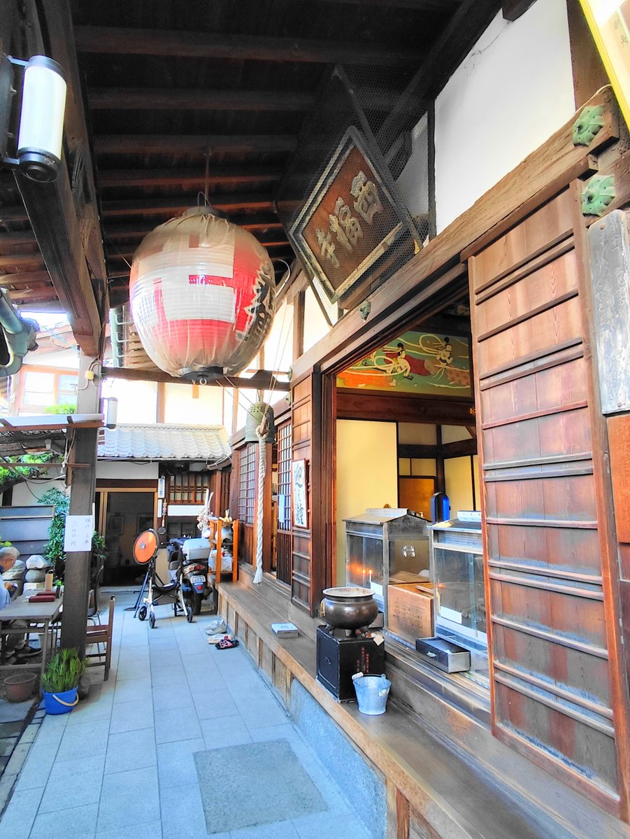 8t7zrNIH0uEKZTG's tweet photo. 京都は”六道まいり” 期間中なので、久しぶりに西福寺の絵解きを聞きにいきました。「檀林皇后九相図」や「熊野観心十界曼荼羅（地獄絵）」について解説をしてくれますが、お坊さんは50分間少し早口で休むことなくしゃべるので大変です。隣の六波羅蜜寺ですが、気づけば888の日なので朱印いただきました https://t.co/Wu3wjkv4Us