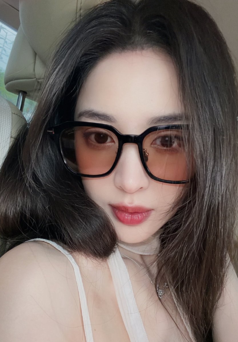 gulinazah's tweet photo. #娜扎超话#  偷几张@我是娜扎 的图来一波VLOG-DAY1的“前情提要”
落地第一天的“人生四格”为何被花抢了镜？
期待到搓手，终于吃到的美食究竟是什么？
街头遛弯去到了哪个神秘地点？
详情移步明日更新的vlog～明日准时见 https://t.co/HVk8Ko6baC