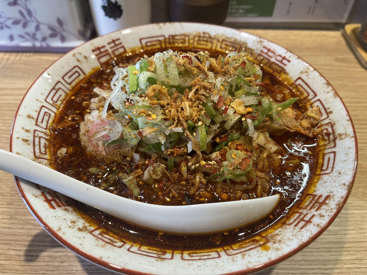 894815g's tweet photo. ＃麺や独歩　＃ラーメン　＃つけ麺 

井原さんがいる時限定の辛シビ麻辣麺を、辛さと痺れが熱い日にピッタリで美味い😋

辛いだけじゃ無くスープの旨さが手揉み麺に合う😋

ネギ山盛りでスタミナアップ、思わず『美味い』と口に出ちゃいました😋

ご馳走様でした😋 https://t.co/hHg2RJAO1A