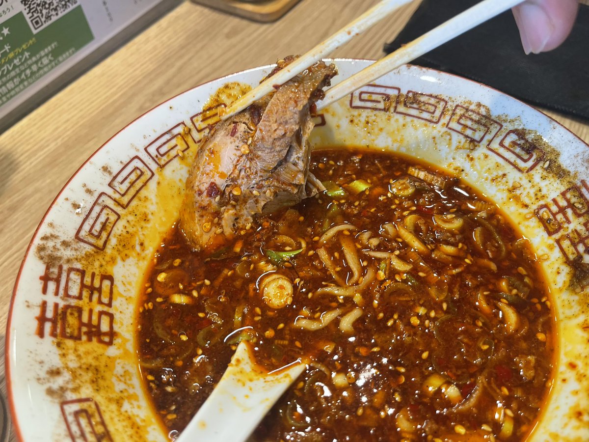 894815g's tweet photo. ＃麺や独歩　＃ラーメン　＃つけ麺 

井原さんがいる時限定の辛シビ麻辣麺を、辛さと痺れが熱い日にピッタリで美味い😋

辛いだけじゃ無くスープの旨さが手揉み麺に合う😋

ネギ山盛りでスタミナアップ、思わず『美味い』と口に出ちゃいました😋

ご馳走様でした😋 https://t.co/hHg2RJAO1A