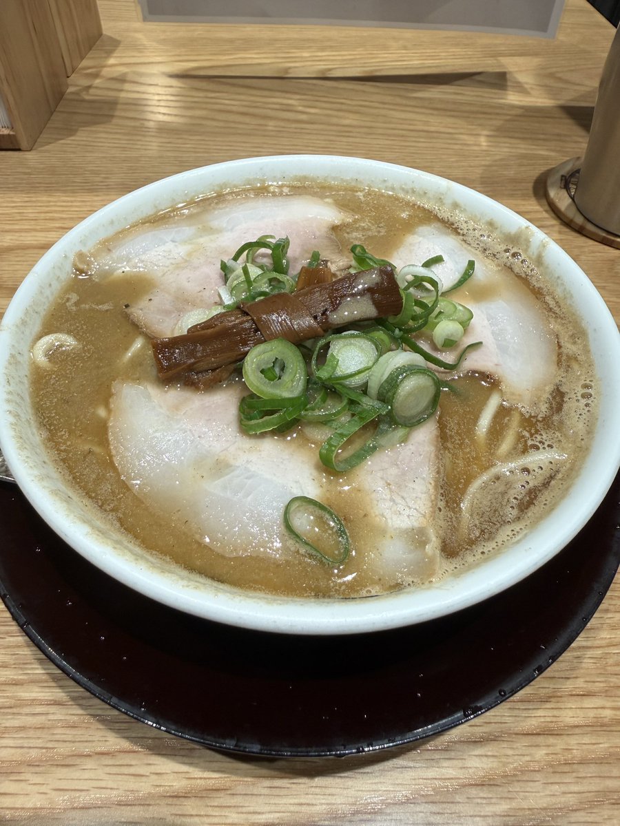 muuraa711's tweet photo. 出張帰りの定期
安定に煮干し欲を満たせる

#ramen #ラーメン #こいくち煮干 #東京駅 https://t.co/bhMXfvPJGn