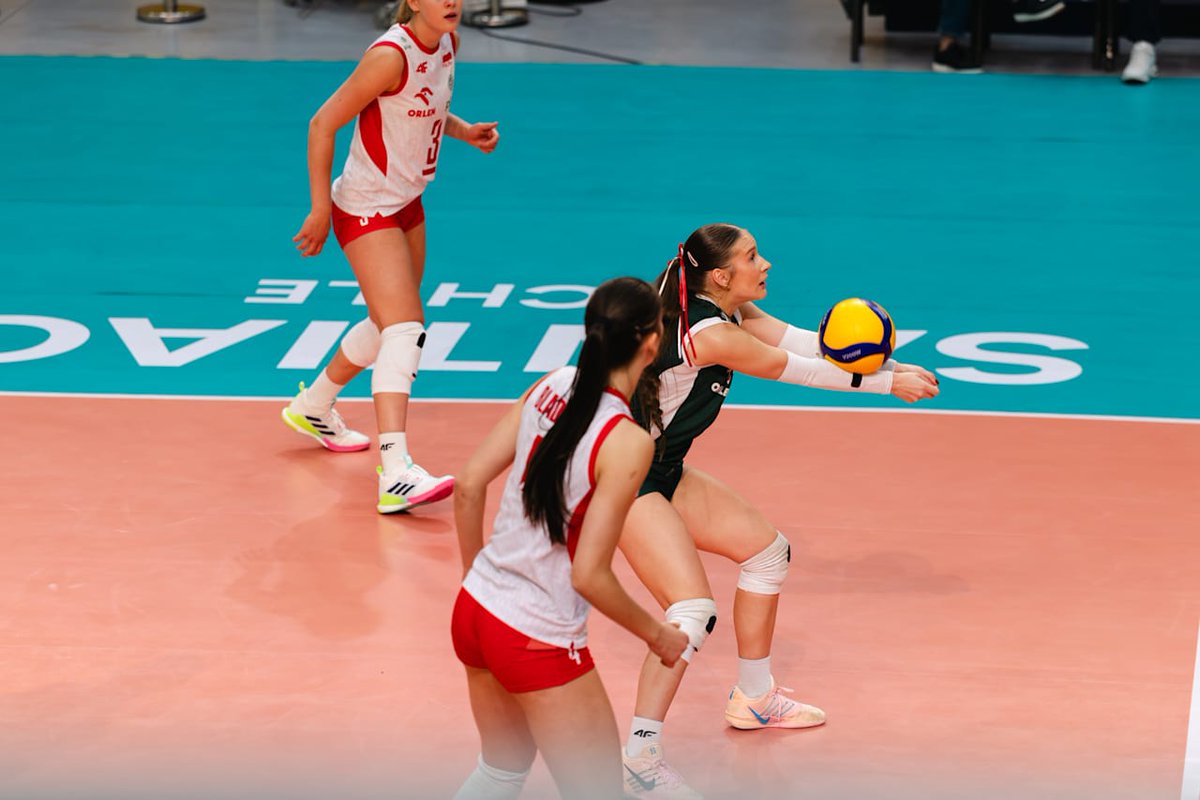 PolskaSiatkowka's tweet photo. Reprezentacja Polski 🇵🇱 U17 dziewcząt nie zwalnia tempa❗️ W świetnym stylu pokonała Japonię 🇯🇵 3:1 w trzecim meczu grupy C na MŚ w Chile 🔥

Biało-Czerwone pokazały w drugim secie, że nie ma takiej straty, której nie da się odrobić 💪 Dzięki tej wygranej zostają liderem grupy, a kolejny mecz zagrają dopiero w poniedziałek 12 sierpnia przeciwko Chorawcji 🇭🇷

🔎https://t.co/Bd3xeV8Nk6
📸@volleyballworld 

#reprezentacjapolski #polskasiatkówka #MŚU17K #orlen #plus #tworzymypolskisport #GirlsU17 #U17 #Volleyball