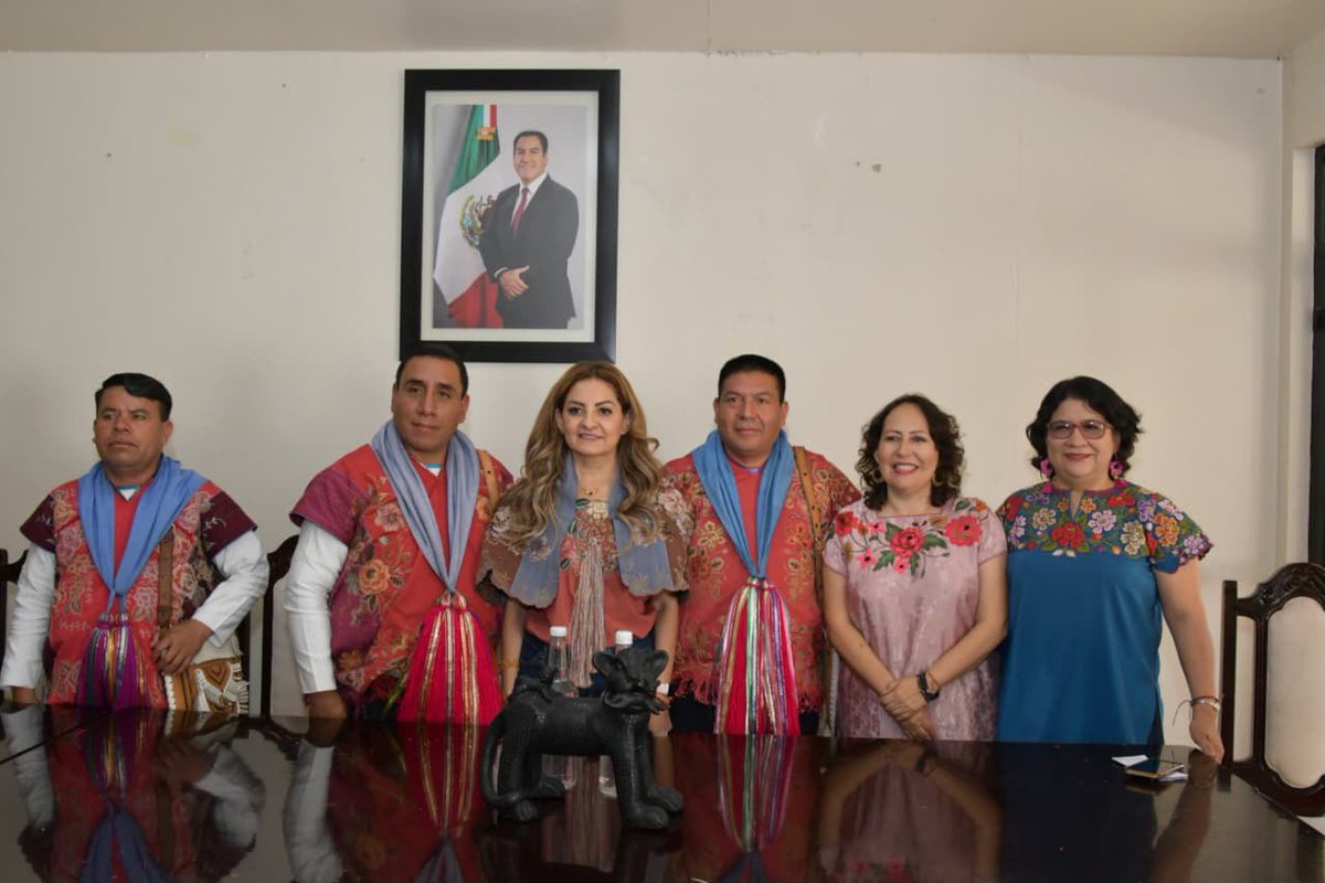 SGGMChiapas's tweet photo. Cuando la música se canta en lengua originaria, también se preserva una forma de mirar y entender el mundo. Con este espíritu se celebró en Zinacantán el Bats’i Fest 2026, donde la secretaria general de Gobierno, @Dulce_MRO, participó en representación de @ramirezlalo_. https://t.co/rs7kjgqvqa