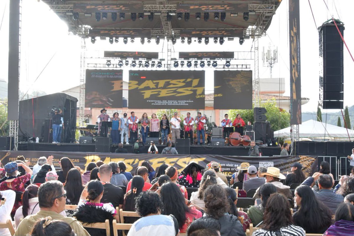 SGGMChiapas's tweet photo. Cuando la música se canta en lengua originaria, también se preserva una forma de mirar y entender el mundo. Con este espíritu se celebró en Zinacantán el Bats’i Fest 2026, donde la secretaria general de Gobierno, @Dulce_MRO, participó en representación de @ramirezlalo_. https://t.co/rs7kjgqvqa