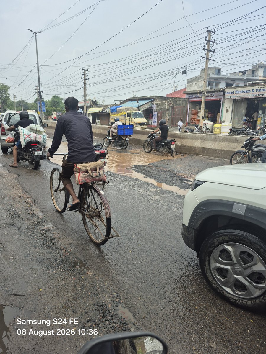 KumarRahultweet's tweet photo. @p_sahibsingh @drpankajbjp
Hello sir,
This is the same road for which a tender worth 64 crores was passed in January, but even after 8 months nothing is visible on the ground level.
The public was troubled in AAP's government too,and they are troubled in your government as well. https://t.co/2Fm8zLUFUo
