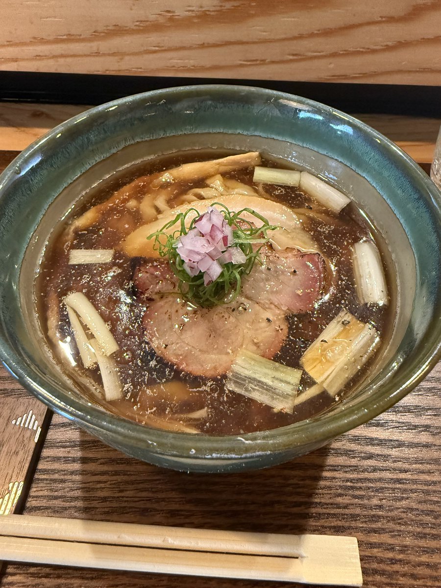 muuraa711's tweet photo. 鴨福出身と言うことで、佇まいはかなり似ている
スープは鶏感の強い淡麗系
多加水のちぢれ平打ち麺がスープに絡む
2種チャーシューも美味い
こだわり感じるな

#ラーメン #ramen #こく醤油 #MUROHOUSE #南砂町 https://t.co/OolC4e9C6u