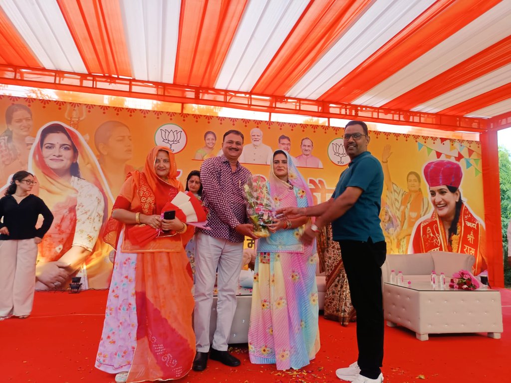 InduRathore11's tweet photo. भाजपा महिला मोर्चा, राजस्थान की प्रदेशाध्यक्ष आदरणीया डॉ. राखी राठौड़ जी के निवास पर पहुंचकर उन्हें जन्मदिवस की हार्दिक बधाई एवं शुभकामनाएं प्रेषित कीं। 💐🎂
मां करणी की कृपा सदैव आप पर बनी रहे। 🙏🚩

Dr. Rakhee Rathore 
#RakhiRathore #BJPMahilaMorcha #Jaipur #RajasthanNews https://t.co/huM9bu3X1S