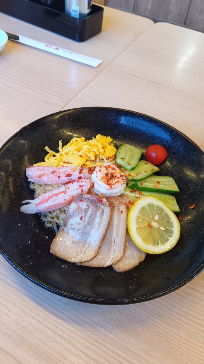 syunchi5's tweet photo. 神奈川県は海老名にあります「餃子の王将 海老名上郷店」さんに行ってきました。久しぶり。やっぱり暑い日が続いているので辛い！冷やし中華をチョイス。これ、けっこう辛味が口の中に広がります。ツルシコ麺と酸味の効いたたれに辛味が加わってめっちゃ美味しい！極王(ゴクオウ)鶏の唐揚もウマシ(^^♪ https://t.co/RidHuUzlZ1