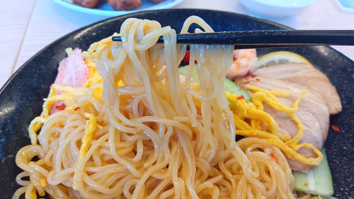syunchi5's tweet photo. 神奈川県は海老名にあります「餃子の王将 海老名上郷店」さんに行ってきました。久しぶり。やっぱり暑い日が続いているので辛い！冷やし中華をチョイス。これ、けっこう辛味が口の中に広がります。ツルシコ麺と酸味の効いたたれに辛味が加わってめっちゃ美味しい！極王(ゴクオウ)鶏の唐揚もウマシ(^^♪ https://t.co/RidHuUzlZ1