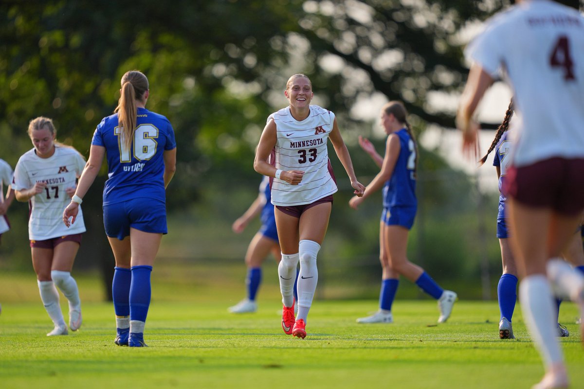 GopherSoccer's tweet photo. Lots of smiles on this Saturday 😄

#ThisIsHome | #Gophers〽️ https://t.co/82ZNJ99pjP